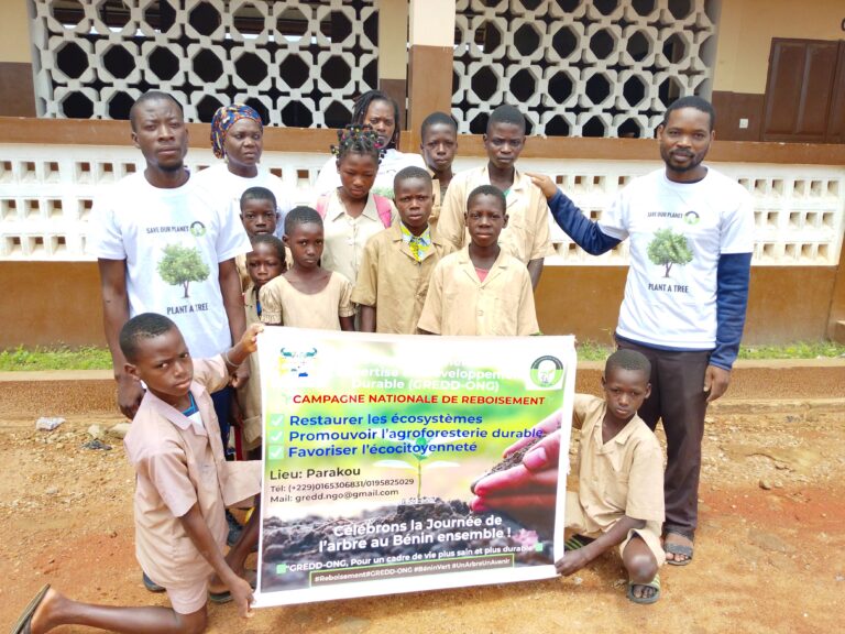 campagne de reboisement à l’École Primaire Publique Gah-Non